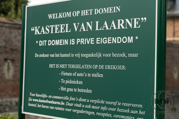 Laarne Castle sign in Dutch